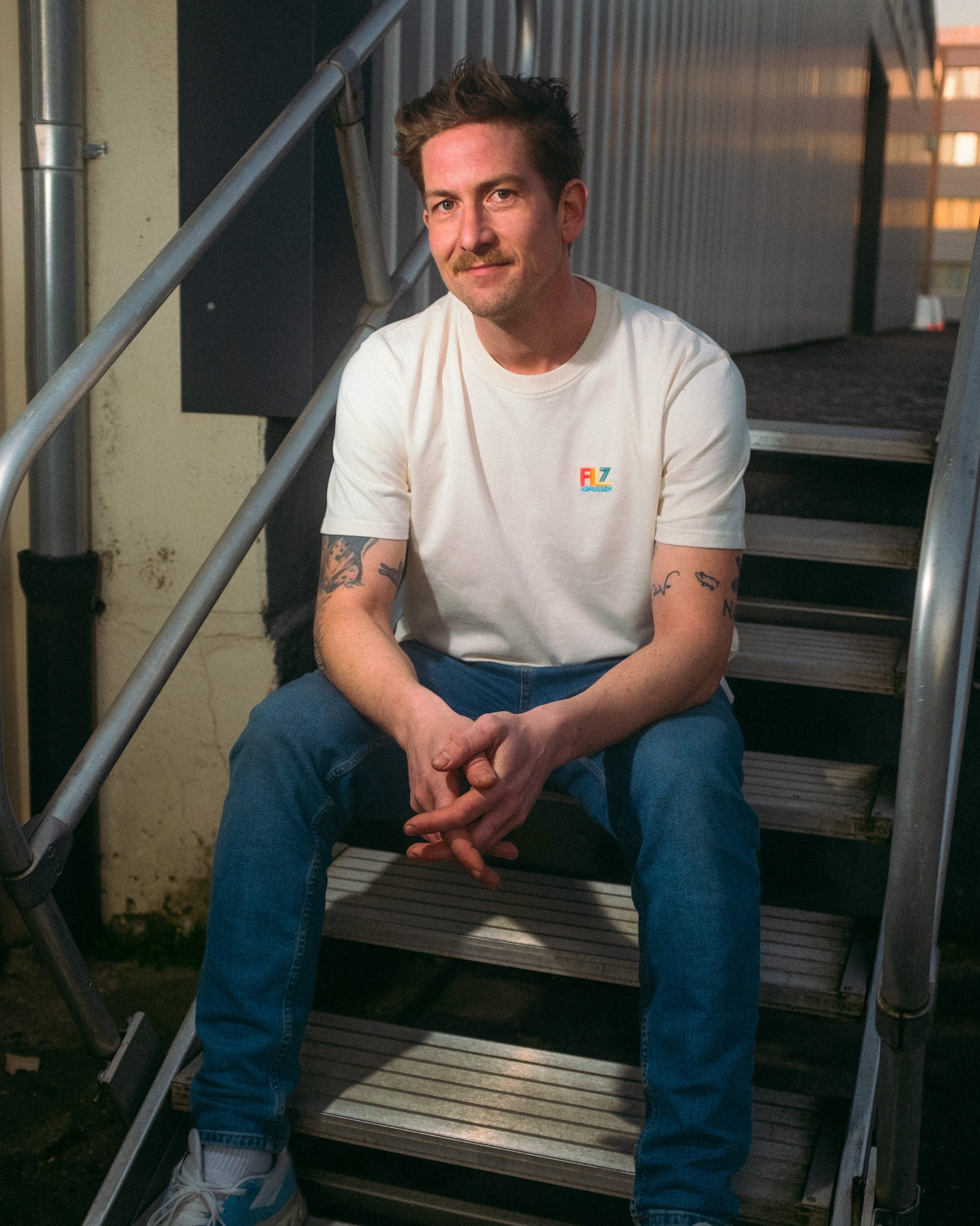 weißes Filz Asmussen Merch Shirt